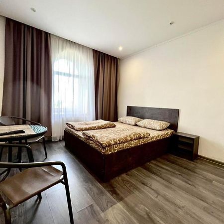 Нові Апартаменти 83 Ivano-Frankivsk Buitenkant foto